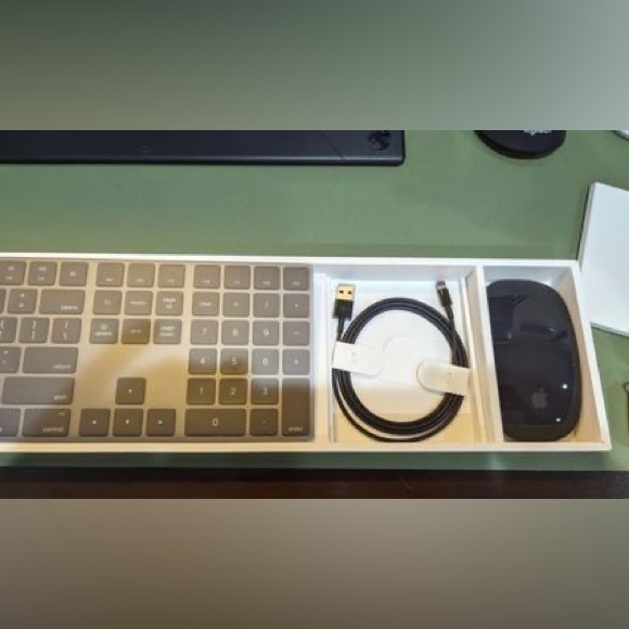 Apple Magic Keyboard with number pad and Magic Mouse - Picture 2 of 2